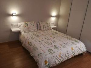 - une chambre avec un lit et une couette blanche dans l'établissement La Casita de Gonzalo, à Monachil