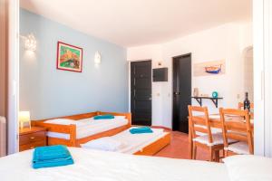 ラゴスにあるCasa Beatrizのベッド2台と椅子2脚が備わる客室です。