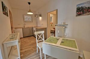 a kitchen and dining room with a table and chairs at Ferienwohnung Eulenhof in Neustadt an der Weinstraße