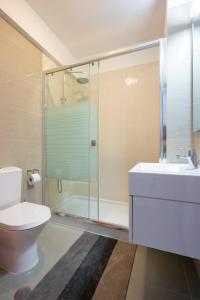 ラゴスにあるMar de Luzのバスルーム(シャワー、トイレ、シンク付)