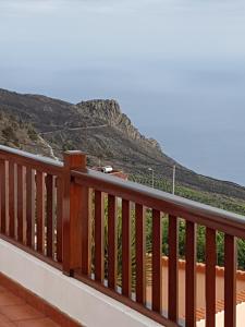 uma varanda de madeira com vista para uma montanha em Casa Los Viñedos A em Fuencaliente de la Palma