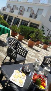 uma mesa com uma bandeja de comida em cima em B&B Scogli Bianchi em Noto Marina