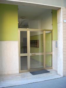 een glazen deur aan de zijkant van een gebouw bij Appartamento al mare di Ventimiglia in Ventimiglia
