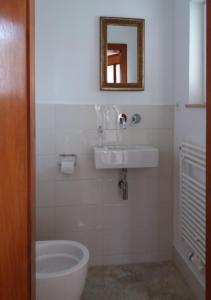 バート・エムスにあるFerienhaus Baederleiblickのバスルーム(洗面台、トイレ、鏡付)