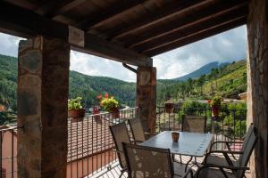 Una mesa y sillas en un balcón con vista. en Ramajal Rural, en Horcajo