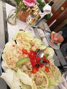 una mesa con un plato de comida. en Hotel Irun en Buenos Aires