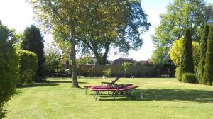 a picnic table and chairs in a yard at Pension Heuer in Brietlingen