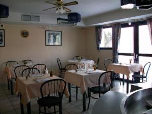 Een restaurant of ander eetgelegenheid bij Hotel Le Chavanon