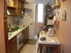 een kleine keuken met een tafel en een aanrecht bij Appartamento al mare di Ventimiglia in Ventimiglia