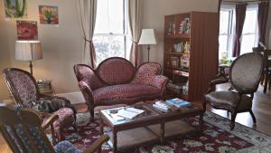 a living room with chairs and a coffee table at Davis Square Inn in Somerville