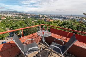 En balkong eller terrasse på Apartment on Gellért Hill Downtown with free garage & Castle View