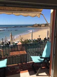 エル・プエルト・デ・サンタマリアにあるApartamento Pueblo Marinero Puerto Sherryのホテルのバルコニーからビーチの景色を望めます。