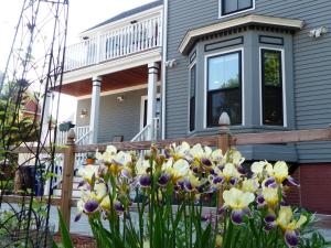 uma casa com um ramo de flores à frente dela em Davis Square Inn em Somerville