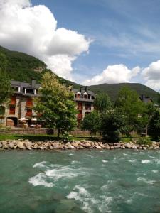 a river in front of a building next to a building at Apartamento Broto in Broto