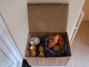 a box filled with different types of food at B&B Zuiderkreek in De Cocksdorp