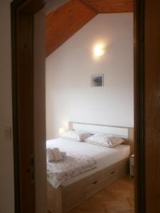 Postel nebo postele na pokoji v ubytování Apartmani Ljubica