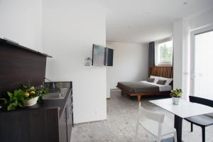 マッティナータにあるHotel Torre Santamaria Resortのキッチンとテーブルとソファのあるリビングルーム