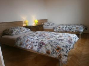 um quarto com 2 camas e 2 candeeiros nas mesas em Apartmani Ljubica em Kaštela
