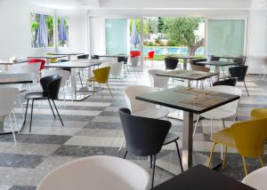 マッティナータにあるHotel Torre Santamaria Resortのテーブルと椅子、プールが備わる客室です。