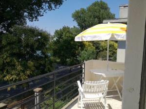 - Balcón con mesa y sombrilla en Casa Laguna Venezia, en Lido de Venecia