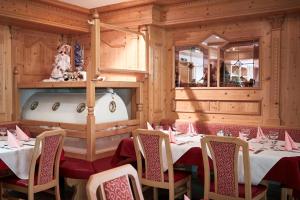 Reštaurácia alebo iné gastronomické zariadenie v ubytovaní Alpenhotel Schönwald Superior