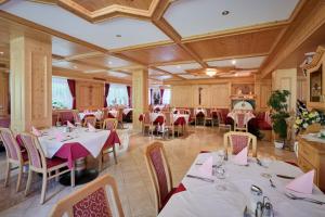 Reštaurácia alebo iné gastronomické zariadenie v ubytovaní Alpenhotel Schönwald Superior