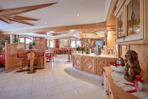 Reštaurácia alebo iné gastronomické zariadenie v ubytovaní Alpenhotel Schönwald Superior