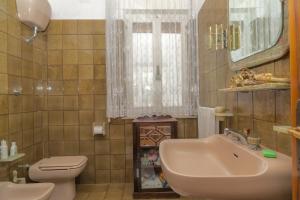 uma casa de banho com um lavatório, um WC e um espelho. em Lucrezia e Cesare Borgia em Borgiano