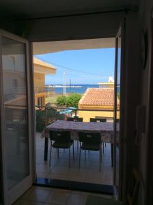 balcón con vistas a una mesa y sillas en Residence Azzurro, en Marzamemi