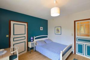 トレガンにあるAppartement Kermadoué 1の青い壁のベッドルーム1室(ベッド1台付)