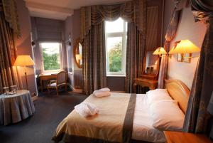 Rúm í herbergi á Martin's Manoir