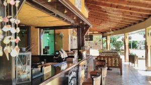 een restaurant met een bar met stoelen en tafels bij Golden Dreams Apartment in Sunny Beach