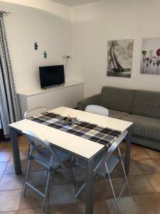 TV a/nebo společenská místnost v ubytování Appartamento in residence fronte mare