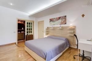 a bedroom with a bed and a desk at Guest House Il Limone Nascosto in Rome