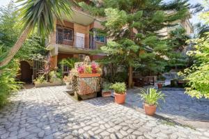A garden outside Guest House Il Limone Nascosto