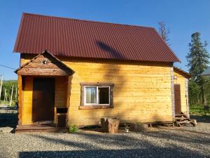 シェレゲシュにあるChalet on Svobodnaya streetの赤い屋根の小さな木造家屋