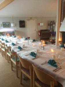 une grande salle à manger avec une grande table et des bougies dans l'établissement Föllingen Hotell, à Kisa