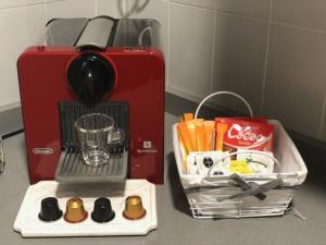 un mostrador con licuadora y una bolsa de zanahorias en tuGuest Catedral Apartment, en Granada