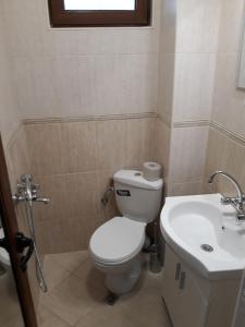 La salle de bains est pourvue de toilettes et d'un lavabo. dans l'établissement Апартаменти Прометей, à Bourgas