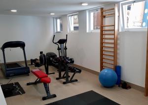 une salle de sport avec des appareils d'exercice et un ballon bleu dans l'établissement Min Porto Inn, à Porto