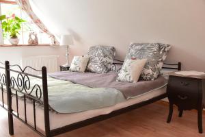 Un dormitorio con una cama con dos almohadas encima. en Wilcza Gajowka, en Sosnówka 7 fotos más