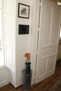 a room with a door and a bucket with umbrellas at Le Logge in Scicli