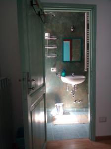 ein Bad mit einem Waschbecken und einem WC. in der Unterkunft Calì B&B in Alatri