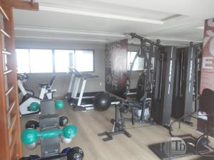 uma sala com um ginásio com pesos e equipamento de exercício em Apartamento Edf Green Tower em Maceió