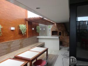 cocina con mesa, barra y fogones en Apartamento Edf Green Tower, en Maceió