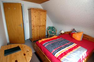 1 dormitorio con cama de madera y armario de madera en Wiedaer Hütte en Wieda