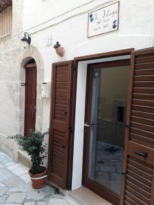 una entrada a un edificio con una puerta de cristal en Il Rifugio Sul Mare en Monopoli