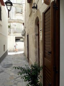 un callejón con una persona caminando por una calle en Il Rifugio Sul Mare en Monopoli