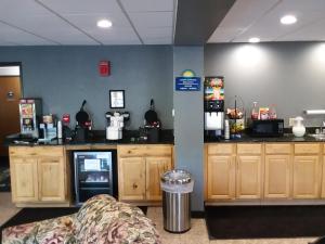 Příslušenství pro přípravu čaje a kávy v ubytování Days Inn by Wyndham Hornell NY