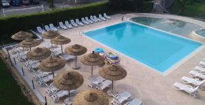 een uitzicht over een zwembad met parasols en stoelen bij Nettuno Residence Hotel in Peschiera del Garda +37 foto's